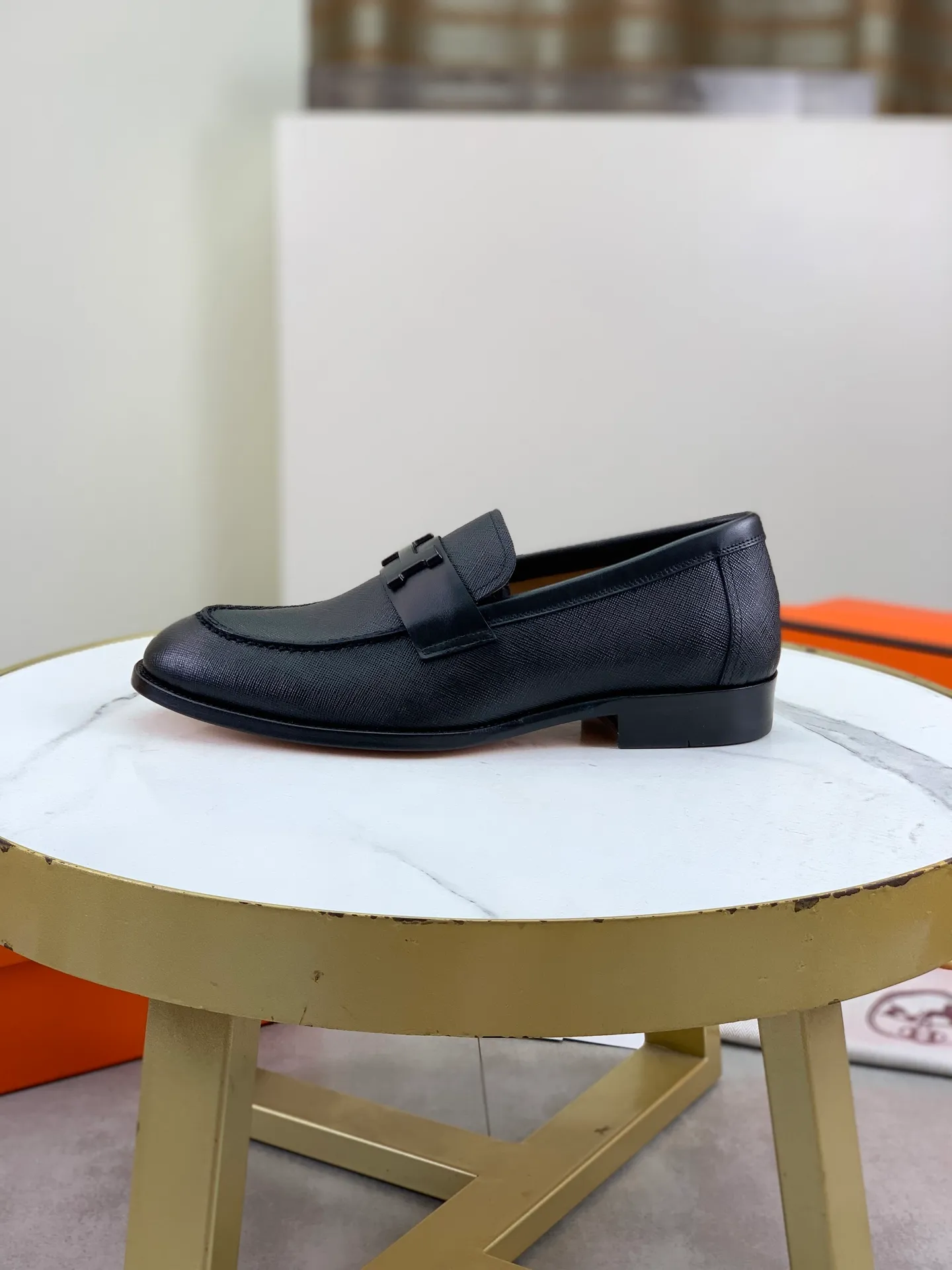 Factory price P980 💰💎💎💎 Original genuine leather outsole Brand: Hermès Grade: Same as the official website Original quality materials: Original soft calfskin Water-dyed cowhide lining Original Italian genuine leather outsole Style categories: Men's fashion Formal casual leather shoes Slip-on men's shoes series Young fashion European and American trends British style Code number: 39-45 (38.46 can be customized)